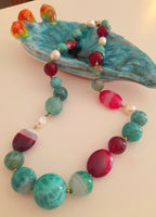 Collana corta con pietre colorate