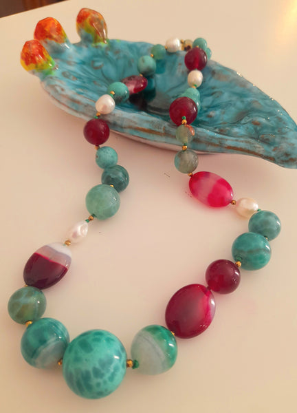 Collana corta con pietre colorate