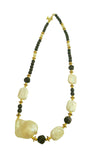 Collana corta a girocollo con perle