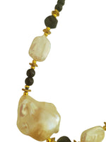 Collana corta a girocollo con perle