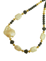 Collana corta a girocollo con perle