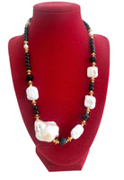Collana corta a girocollo con perle