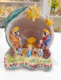 Natività inserita in una grotta decorata