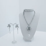 Set collana e orecchini argentati con fiore di cristalli