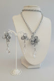 Set collana e orecchini argentati con fiore di cristalli