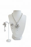 Set collana e orecchini argentati con fiore di cristalli