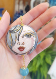 Collana agata azzurra con volto di donna moderno in Ceramica al terzo fuoco