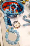 Collana agata azzurra con volto di donna moderno in Ceramica al terzo fuoco