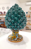 Pigna verde con base decorata h 26 cm circa