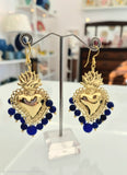 Orecchini con Cuore sacro in metallo dorato e perle blu