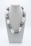 Collana girocollo con perle bianche e grigie