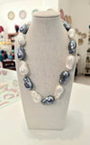Collana girocollo con perle bianche e grigie