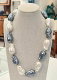 Collana girocollo con perle bianche e grigie
