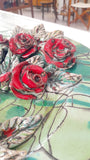 Piatto decorativo con rose artistiche in rilievo, diametro circa cm 35-36