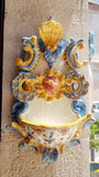 Acquasantiera forgiata a mano in ceramica di Caltagirone