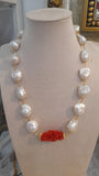 Collana con perle e frammenti di corallo, montata in argento