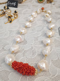 Collana con perle e frammenti di corallo, montata in argento