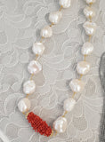 Collana con perle e frammenti di corallo, montata in argento