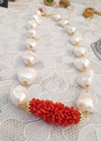 Collana con perle e frammenti di corallo, montata in argento