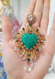 Orecchini con cuore sacro verde e cristalli