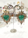 Orecchini con cuore sacro verde e cristalli
