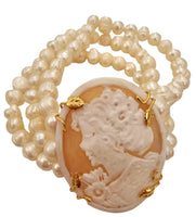 Bracciale con cammeo naturale e perle