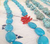 Collana corta con howlite e corallo