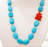 Collana corta con howlite e corallo