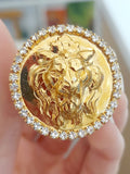 Anello con leone in rilievo