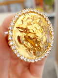 Anello con leone in rilievo