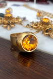 Anello tondo con cristallo centrale
