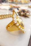 Anello ex voto cuore sacro dorato con cristalli bianchi