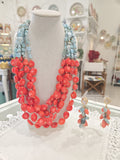 Set completo orecchini e collana a più fili in larimar e corallo