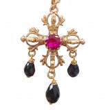 Set collana e orecchini con croce con cristallo centrale in fucsia e pendenti in nero