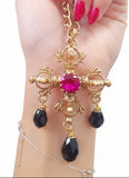 Set collana e orecchini con croce con cristallo centrale in fucsia e pendenti in nero