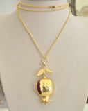 Set collana e orecchini con melograno in metallo dorato e cristalli rossi