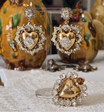 Orecchini e anello con cuore sacro e cristalli brillanti