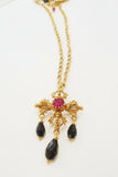 Set collana e orecchini con croce con cristallo centrale in fucsia e pendenti in nero