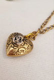 Collana con ciondolo cuore e rosa in rilievo