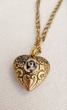 Collana con ciondolo cuore e rosa in rilievo
