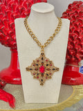 Collana con ciondolo con dettagli floreali in ottone e cristalli