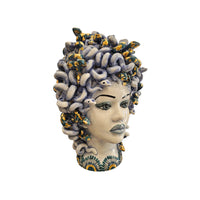 Testa di Medusa con serpenti e dettagli in oro