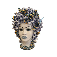 Testa di Medusa con serpenti e dettagli in oro