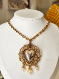 Collana in ottone con cuore sacro e perle