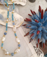 Collana corta a girocollo in perle e angelite azzurrata
