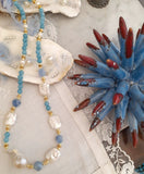 Collana corta a girocollo in perle e angelite azzurrata