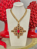 Collana con ciondolo con dettagli floreali in ottone e cristalli